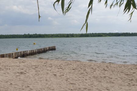 Bild von See und Strand.